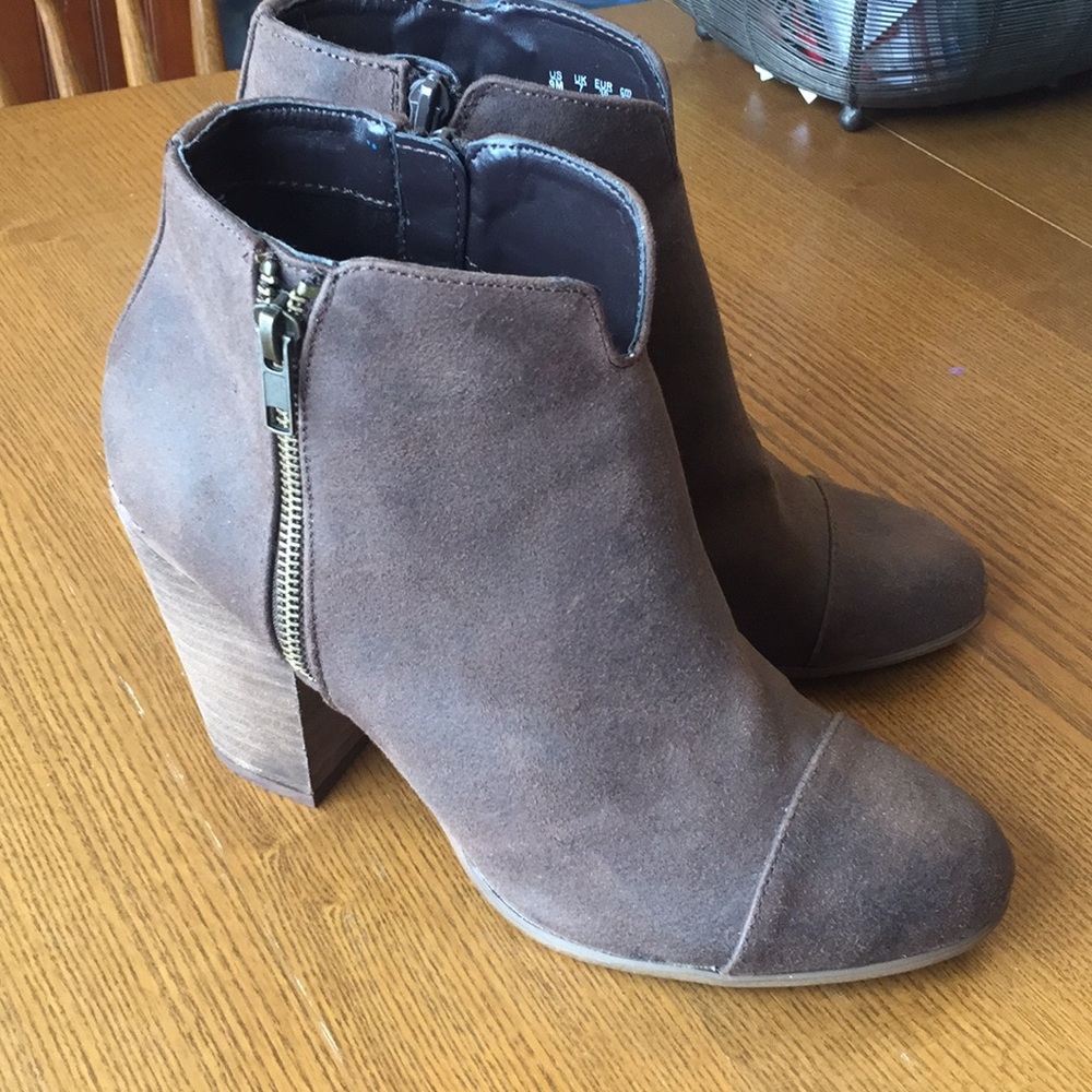 Carlos Santana Brown block heel booties